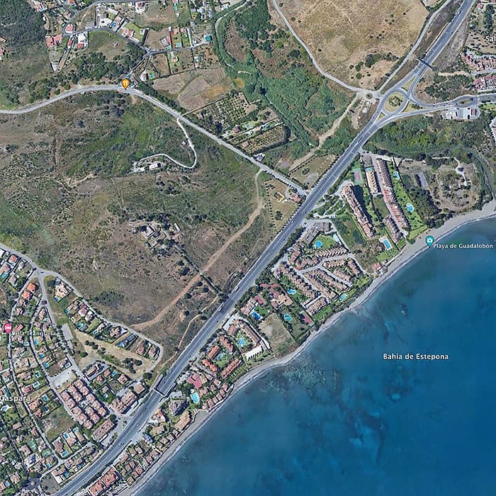 Locatie van het terrein voor het Azure-project, vlakbij het strand van Estepona
